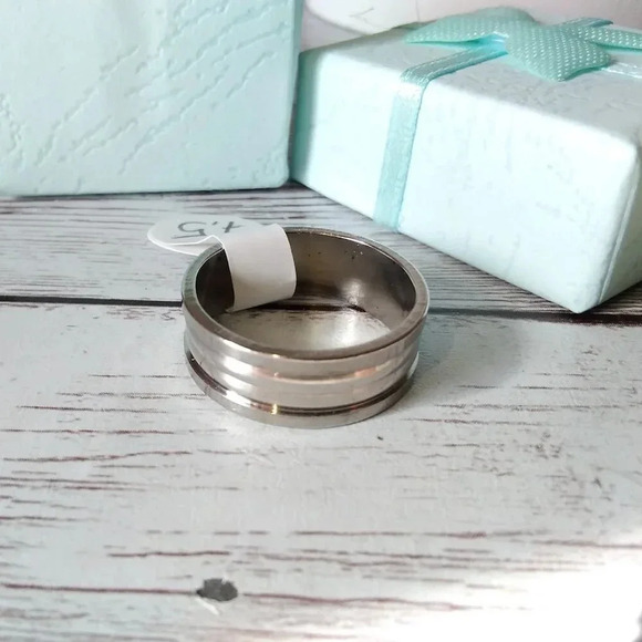 Jewelry - Bold Grooved Women's Ring - Size 7.5